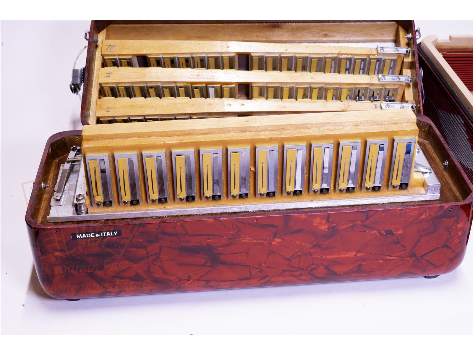 Akkordeon V. Soprani 96 Bass 37/96/III/5/3 rot - gebraucht